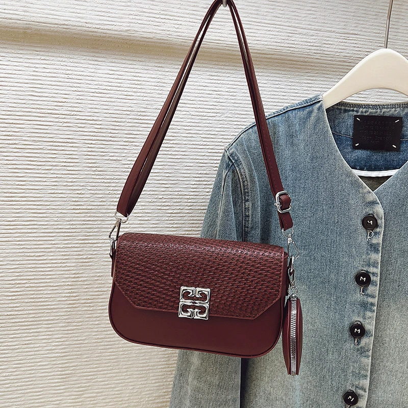 

Kinetic Sculptural Satchel Featuring Rotating Accents and Telescopic Chain Strap for Urban Transit Radiating Modular Elegance