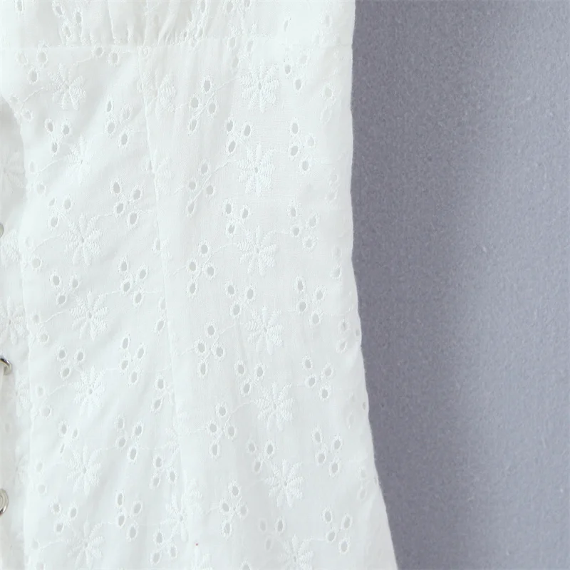 2026 Frühling Neuerscheinung Modisches Trendiges Sexy Petite Weißes 'First Love' Cut-out Stickerei-Lochstickerei Schnür-Kurzarmkleid