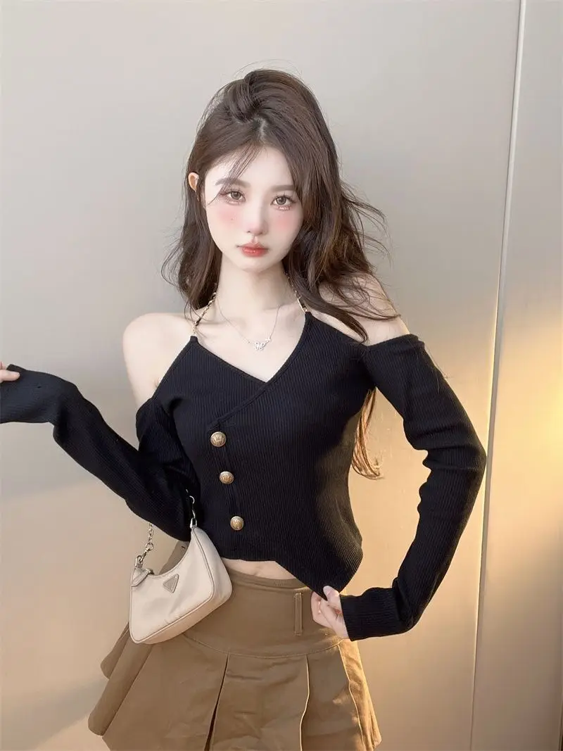 Czarny sweter damski z dekoltem w serek i długim rękawem na jesień, modny krótki top z odkrytymi ramionami, wiązany na szyi, elegancki, z wysokim stanem.