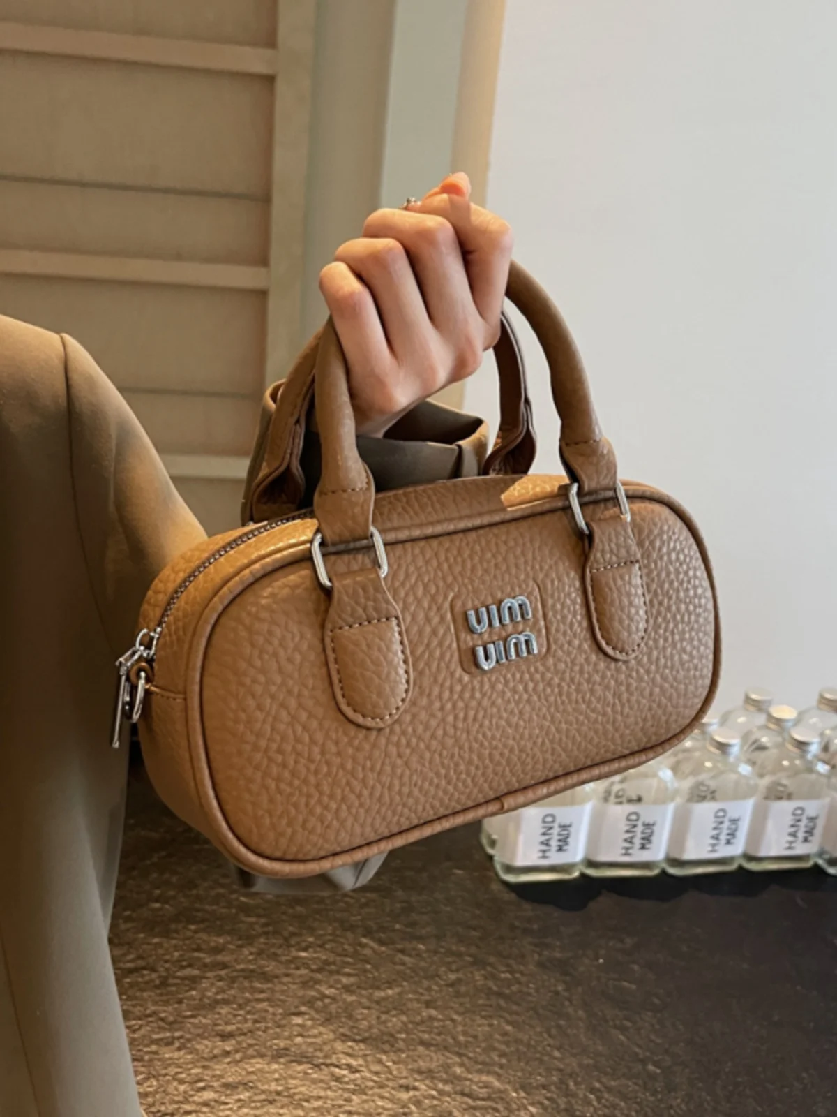 Luxury designer high-end bowling portable small bag ladies 2025 spring and summer new fashion work hand pillow bag messenger bag