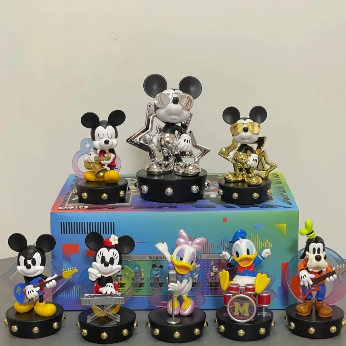 

Новинка 2025 года, ограниченная серия Disney, 100-летие, Микки и друзья, суперзвезда, слепая коробка, фигурка Микки Мауса, Дональд Дак, модель, декор, подарки