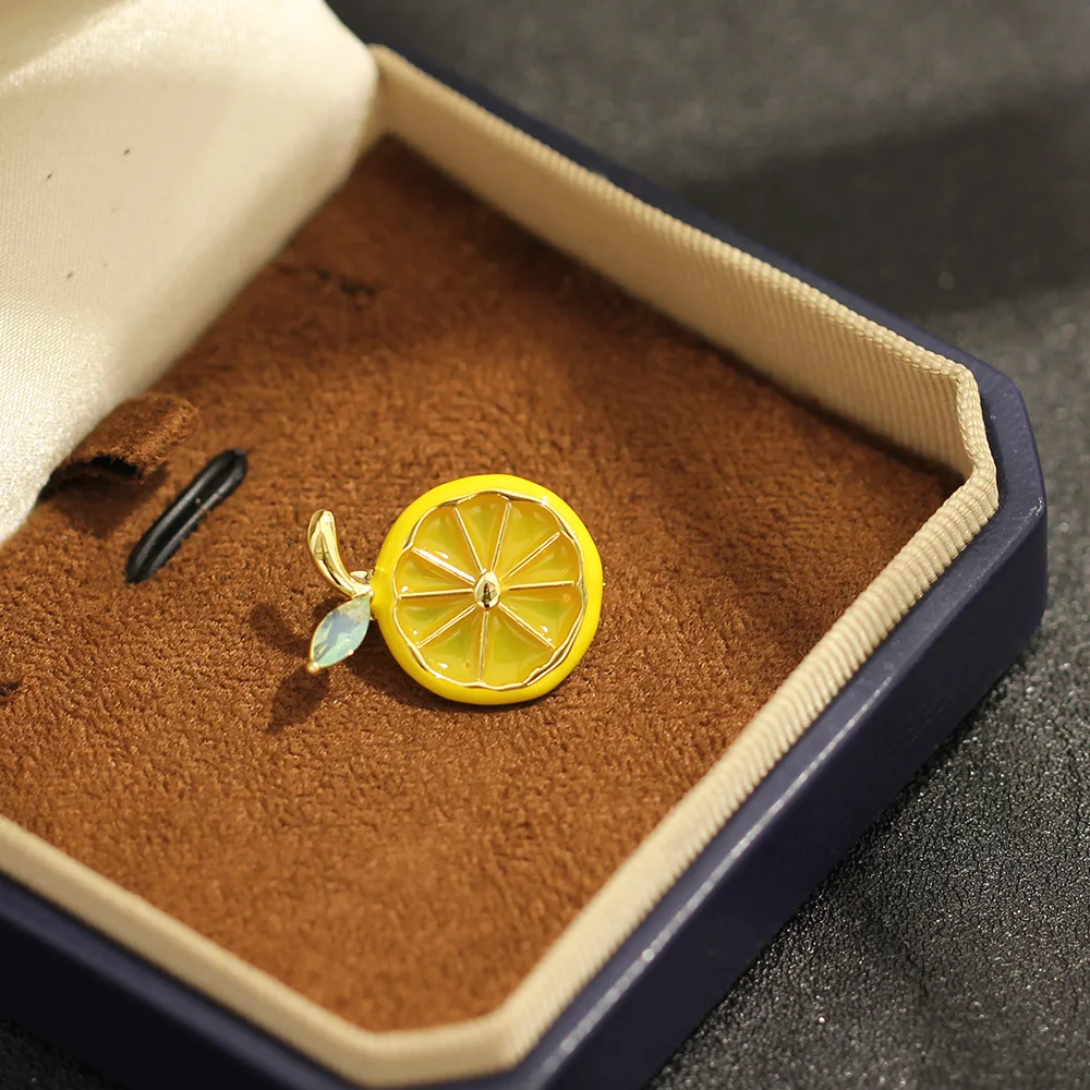 Small and Fresh Oil Dripping Stone inlaid Lemon Slice Brooch Versatile Fruit Pin Men's and Women's Temperament Accessories