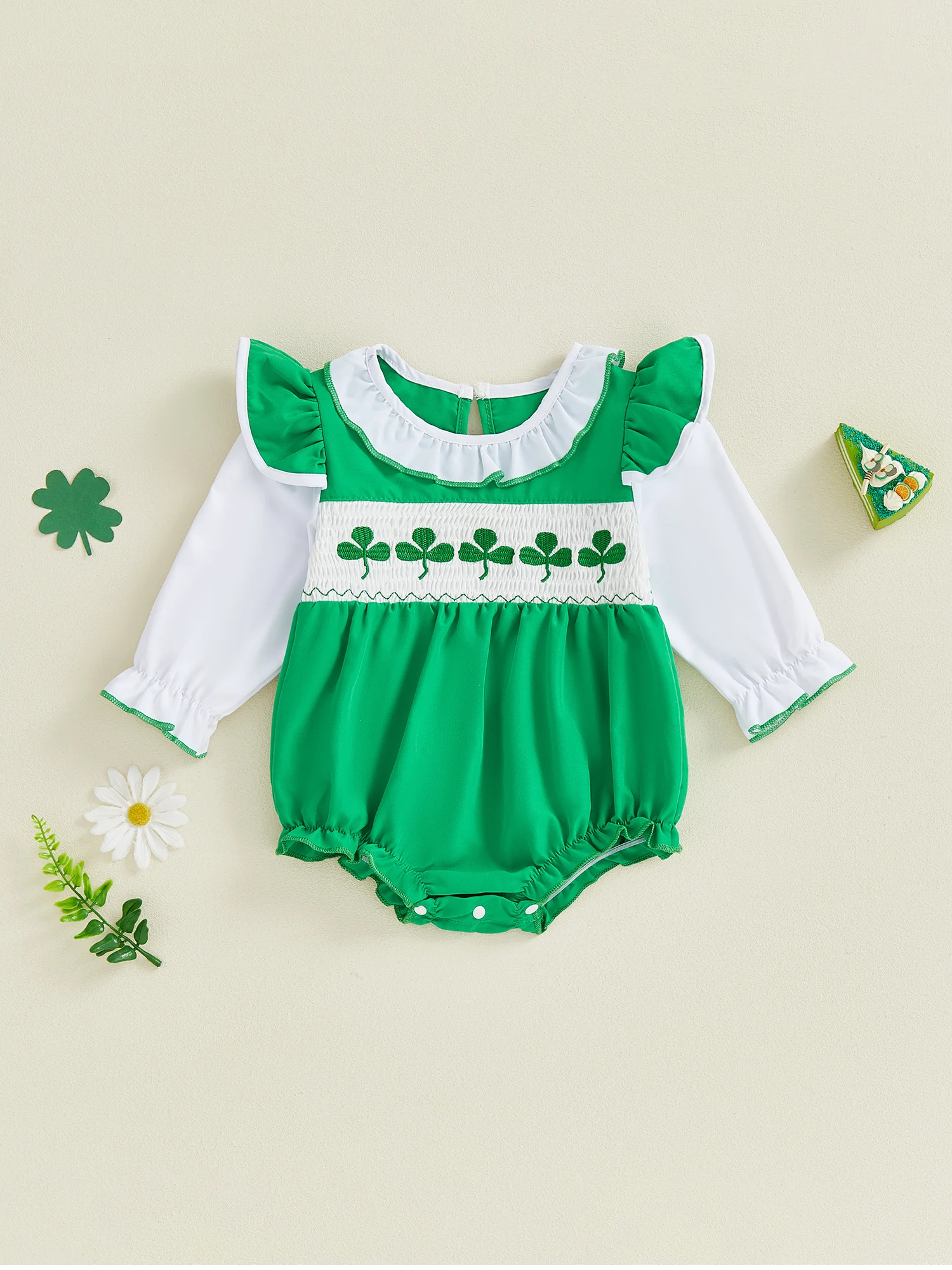 

Очаровательный комбинезон для маленьких девочек на День Святого Патрика с длинными рукавами и вышивкой трилистника и рюшами на вырезе — ирландская тематика