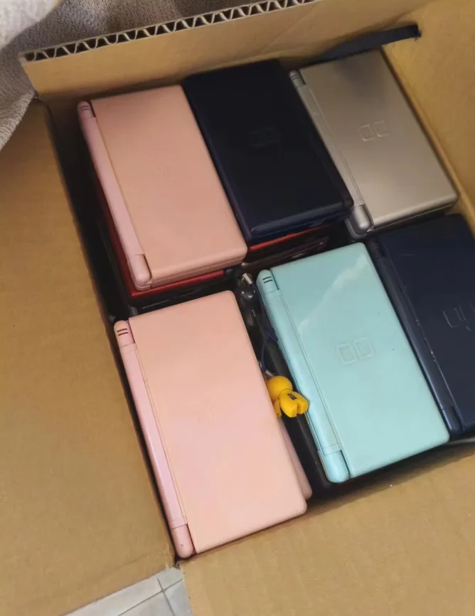 ΠΠΎΡΡΡΠ°Π½ΠΎΠ²Π»Π΅Π½Π½Π°Ρ Π±ΡΠ²ΡΠ°Ρ Π² ΡΠΏΠΎΡΡΠ΅Π±Π»Π΅Π½ΠΈΠΈ ΡΠ΅ΡΡΠΎ ΠΈΠ³ΡΠΎΠ²Π°Ρ ΠΊΠΎΠ½ΡΠΎΠ»Ρ NDSL, ΠΏΠΎΠ»Π½ΠΎΡΠ²Π΅ΡΠ½Π°Ρ ΠΈΠ³ΡΠ° Ρ Π΄Π²ΠΎΠΉΠ½ΡΠΌ ΡΠΊΡΠ°Π½ΠΎΠΌ, Π±Π΅ΡΠΏΠ»Π°ΡΠ½Π°Ρ ΠΈΠ³ΡΠ° Π΄Π»Ρ ΠΏΠΎΡΡΠ°ΡΠΈΠ²Π½ΠΎΠΉ ΠΈΠ³ΡΠΎΠ²ΠΎΠΉ ΠΊΠΎΠ½ΡΠΎΠ»ΠΈ DS Lite ΠΠΎΡΡΡΠ°Π½ΠΎΠ²Π»Π΅Π½Π½Π°Ρ Π±ΡΠ²ΡΠ°Ρ Π² ΡΠΏΠΎΡΡΠ΅Π±Π»Π΅Π½ΠΈΠΈ ΡΠ΅ΡΡΠΎ ΠΈΠ³ΡΠΎΠ²Π°Ρ ΠΊΠΎΠ½ΡΠΎΠ»Ρ NDSL, ΠΏΠΎΠ»Π½ΠΎΡΠ²Π΅ΡΠ½Π°Ρ ΠΈΠ³ΡΠ° Ρ Π΄Π²ΠΎΠΉΠ½ΡΠΌ ΡΠΊΡΠ°Π½ΠΎΠΌ, Π±Π΅ΡΠΏΠ»Π°ΡΠ½Π°Ρ ΠΈΠ³ΡΠ° Π΄Π»Ρ ΠΏΠΎΡΡΠ°ΡΠΈΠ²Π½ΠΎΠΉ ΠΈΠ³ΡΠΎΠ²ΠΎΠΉ ΠΊΠΎΠ½ΡΠΎΠ»ΠΈ DS Lite