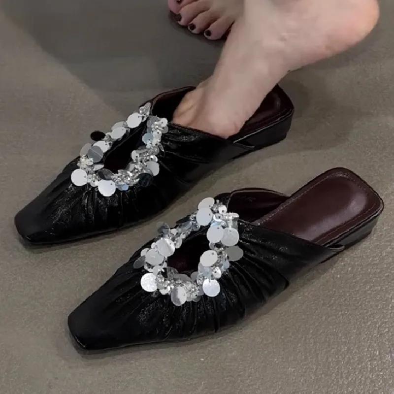 

Роскошные плиссированные дизайнерские сабо с блестками, женские пляжные туфли с квадратным носком и открытой спиной, женские легкие тапочки на плоской подошве, шлепанцы