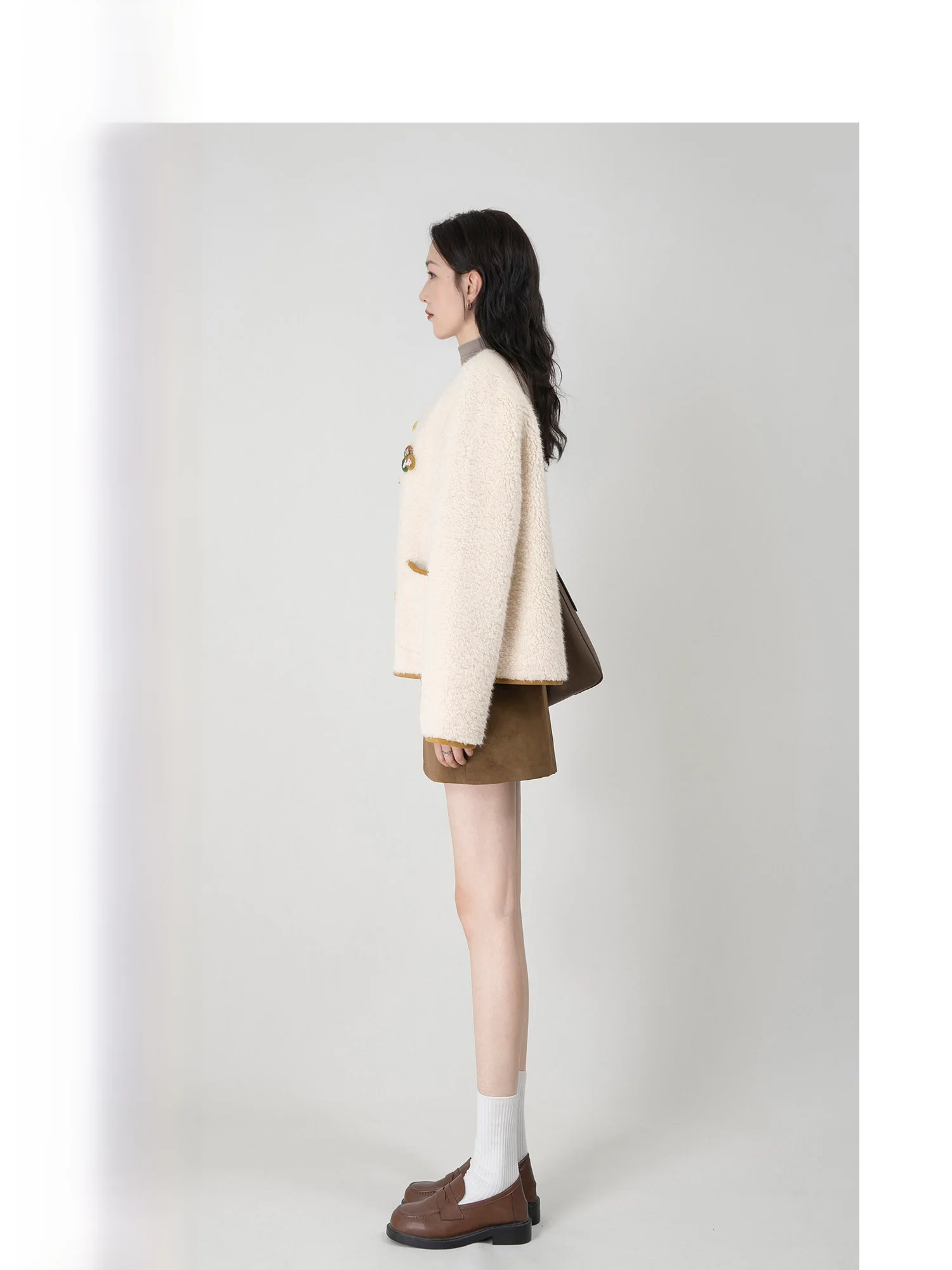 

Женская осенне-зимняя куртка из овчины с волнистым эффектом, утепленная, с воротником из кожи и меха, приталенного кроя, с длинными рукавами