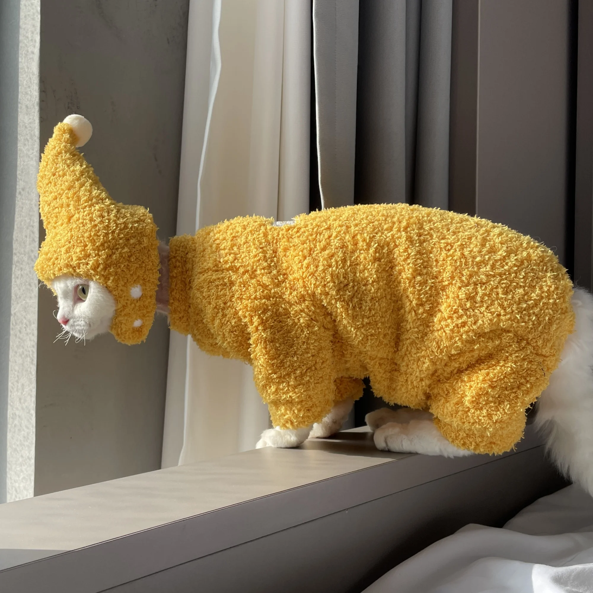 Winterwarmer 4-beiniger Plüsch-Sweatshirt-Hutanzug für Devon Rex im Winter, weicher gelber roter Pullover für Sphynx-Katze, Kätzchen, Khaki-Mantel – Detail 4