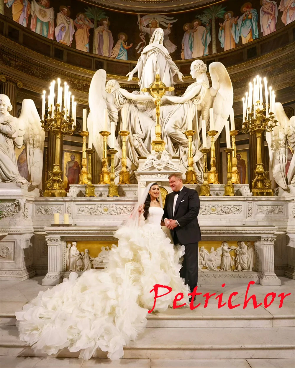 تخصيص جودة عالية الأبيض تول فستان الزفاف مزاجه حمالة الزهور أثواب الزفاف قطار مصلى فستان مفتوح الظهر