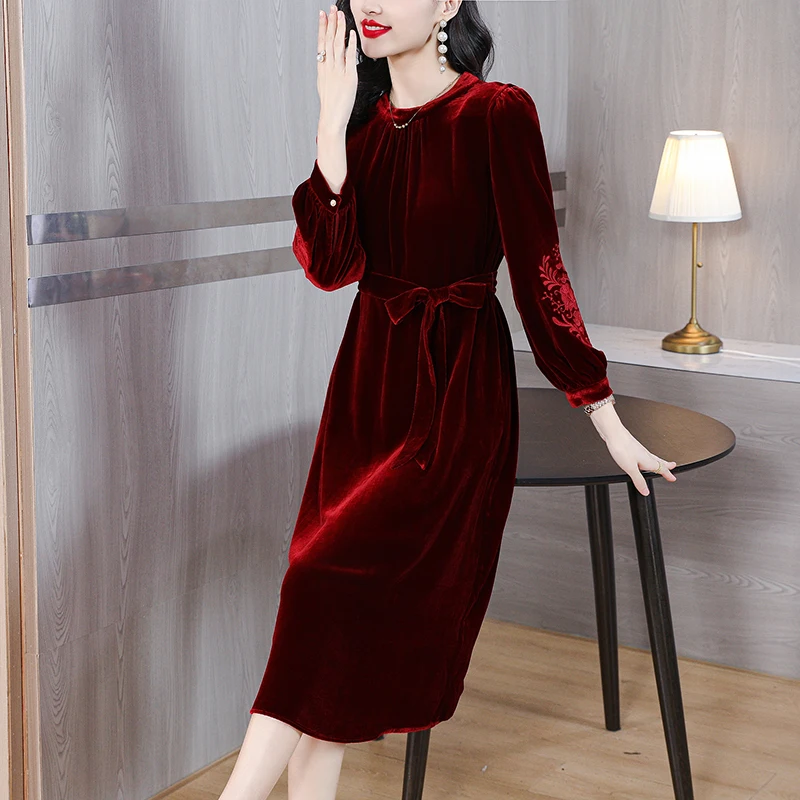 2023 Autumn/Winter Red Silk Embroidered Velvet Long sleeved Dress for Women O-Neck Loose Size Retro Waist Slim Knee Length Dress