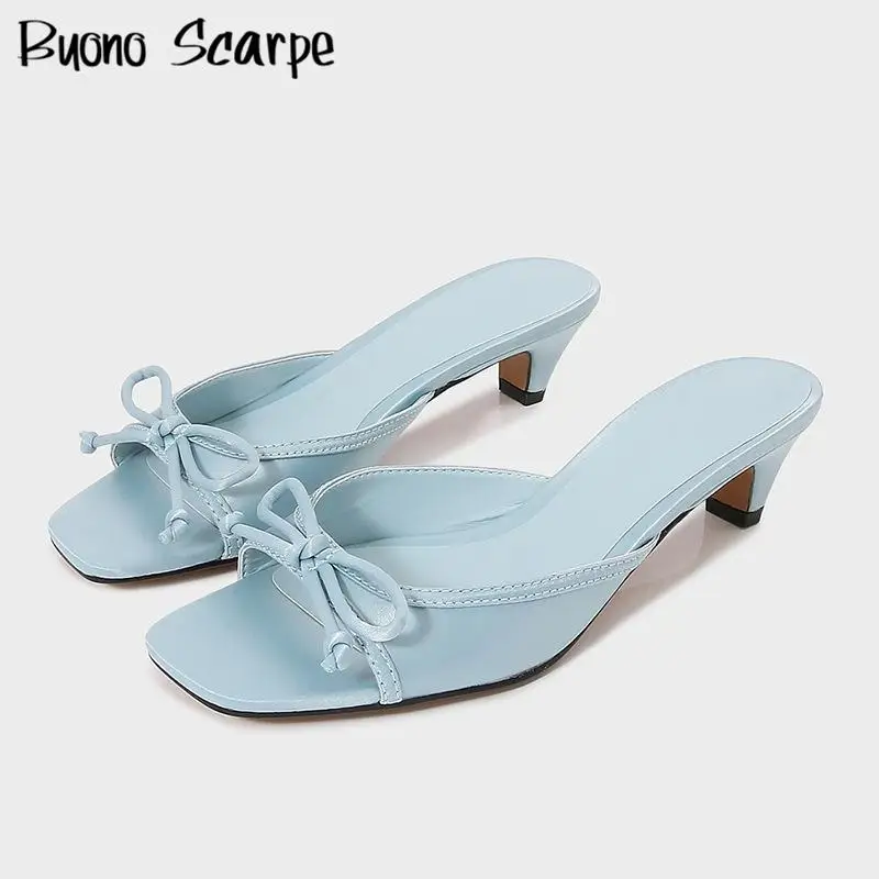 

Новые роскошные дизайнерские шелковые женские босоножки на высоком каблуке с квадратным носком и узлом-бабочкой, однотонные, большие размеры, модная сексуальная обувь в стиле вестерн