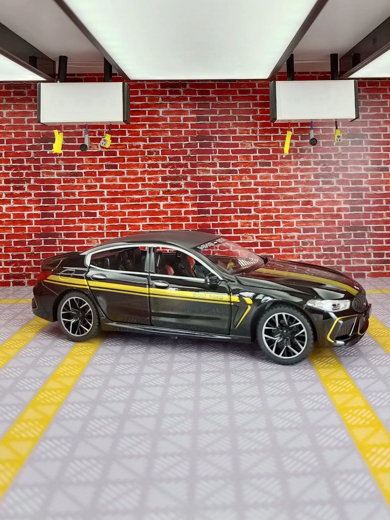 

1:24 M8 alloy car model sedan chair can open children's toys with sound and light doors and hood trunk