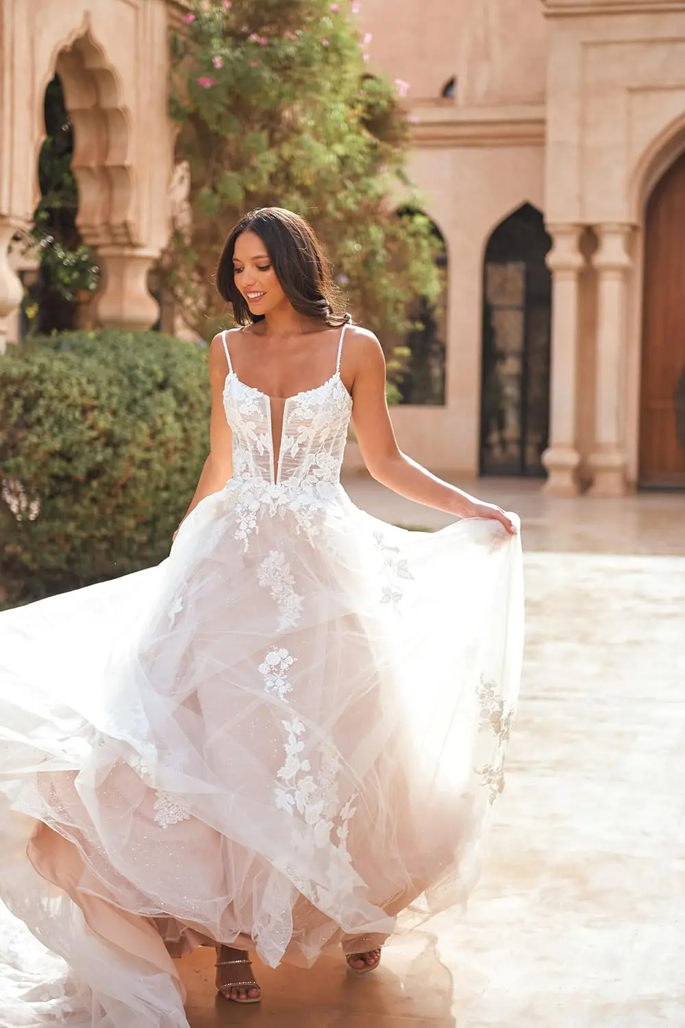 فستان الزفاف الدانتيل صائق فستان الزفاف السباغيتي حزام ألف خط عارية الذراعين ضيق الخامس الرقبة الجوف خارج فستان الزفاف الأنيق والرائع