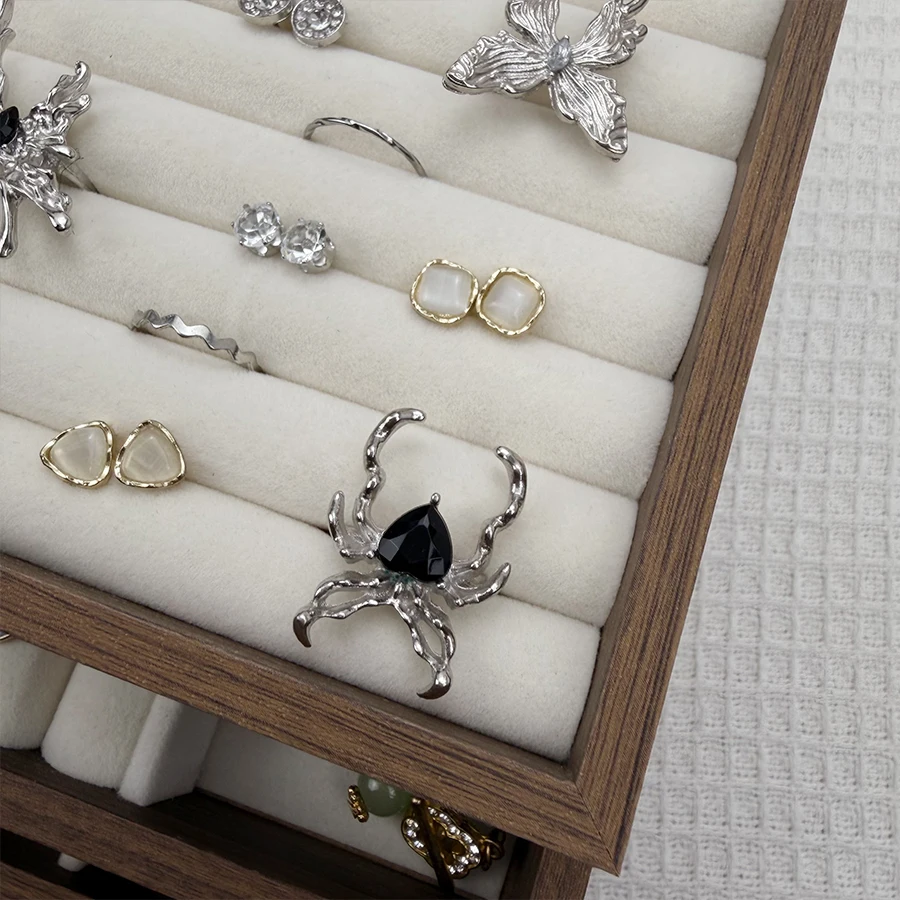 قطعة واحدة، صندوق مجوهرات بنمط خشب الجوز، صينية مجوهرات، مناسبة لتخزين القلائد والخواتم والأقراط والأذن. اللون: بيج