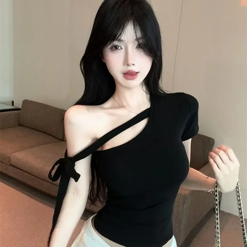 Camiseta de estilo coreano para mujer, camisetas informales de manga corta con hombros inclinados de Color contrastante, Top ajustado de verano 2025