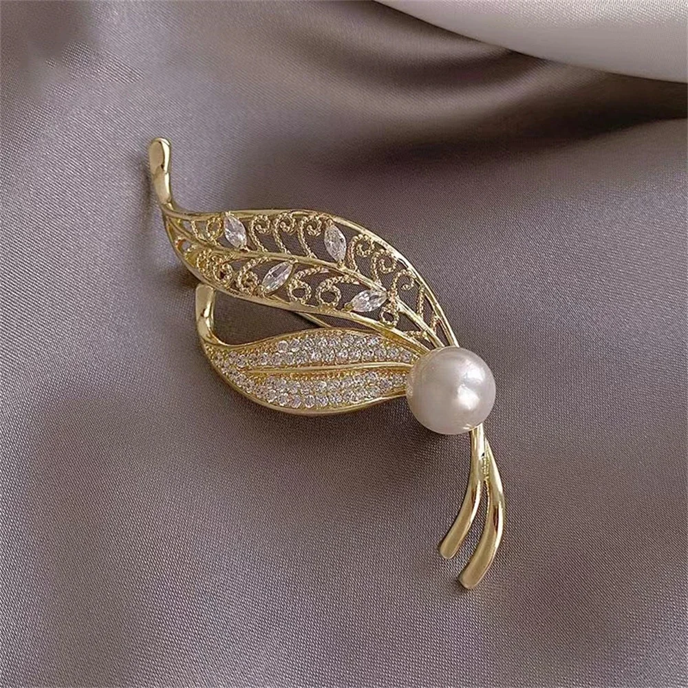 Luxury Pearl Rhinestone Leaf Brooch for Women Metal Hollow Lapel Pins Suit Ceremonial Dress Pins Badges Jewelry Accessories Gift