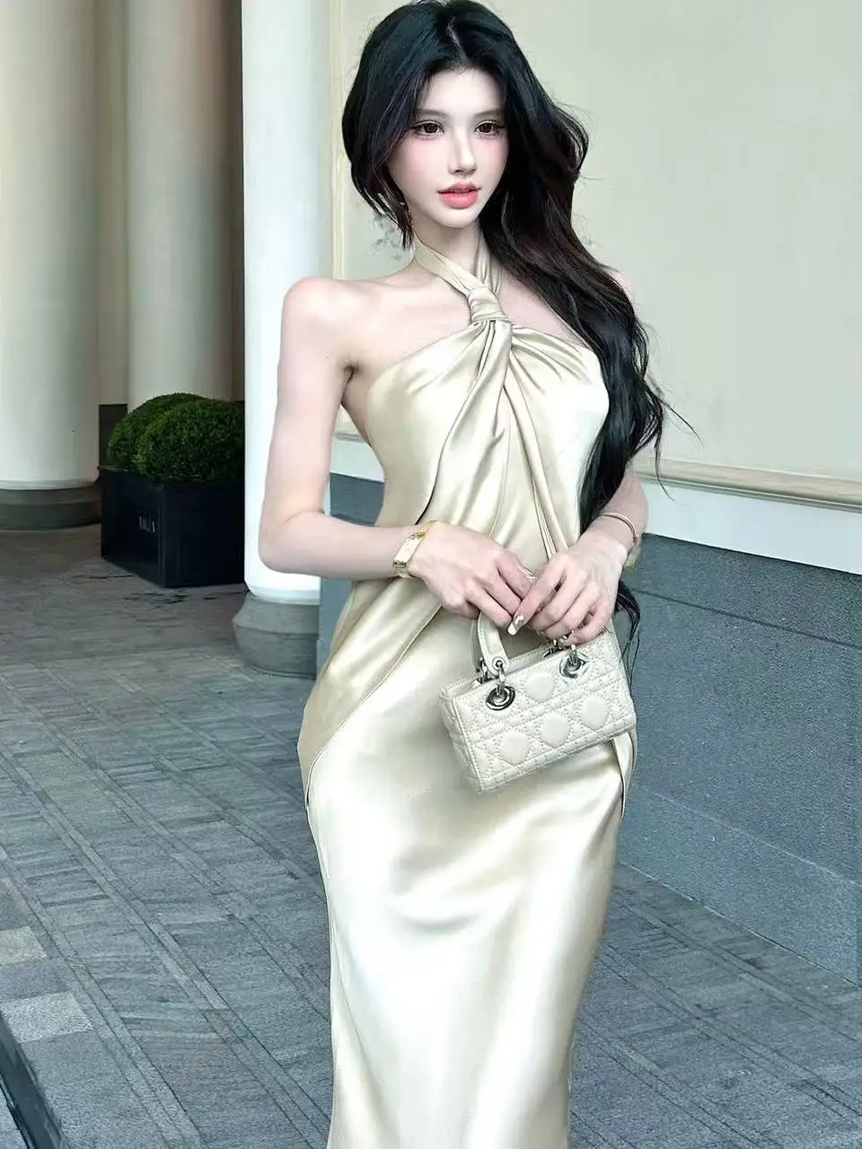 セクシーなオープンバックストラップレスサテンイブニングドレス、女性用ハイウエストポリエステル繊維ノースリーブネックハンギングスタイルXシェイプシルエット