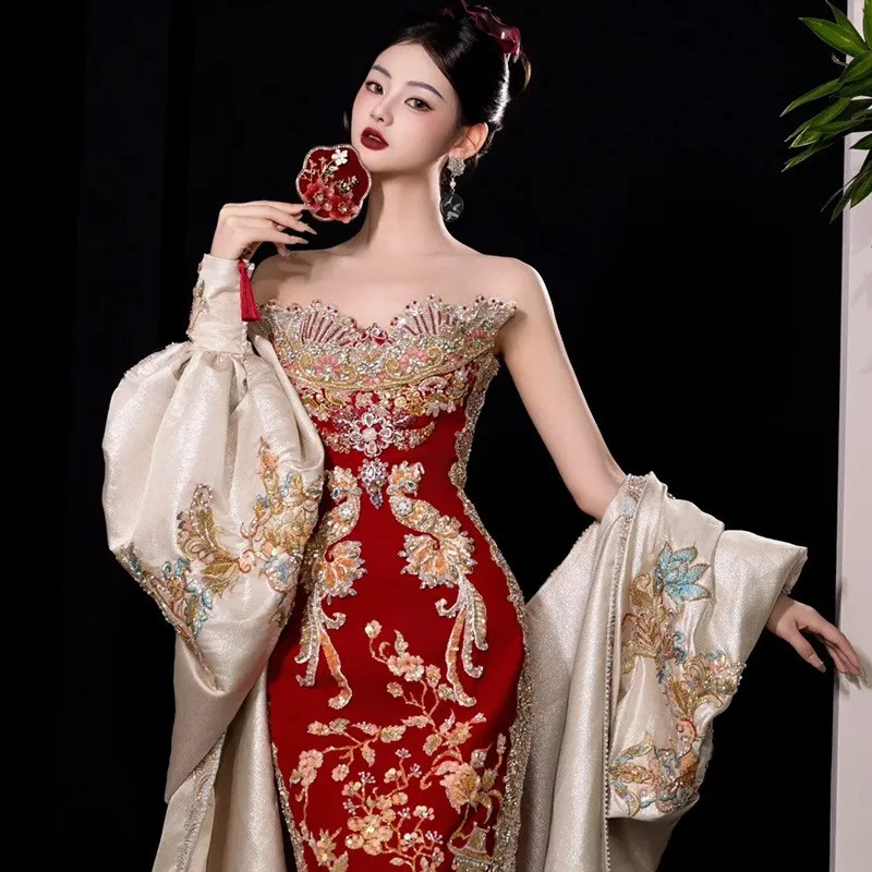 The new strapless toasting shawl is ready for an Indonesian Chinese wedding dress banquet
