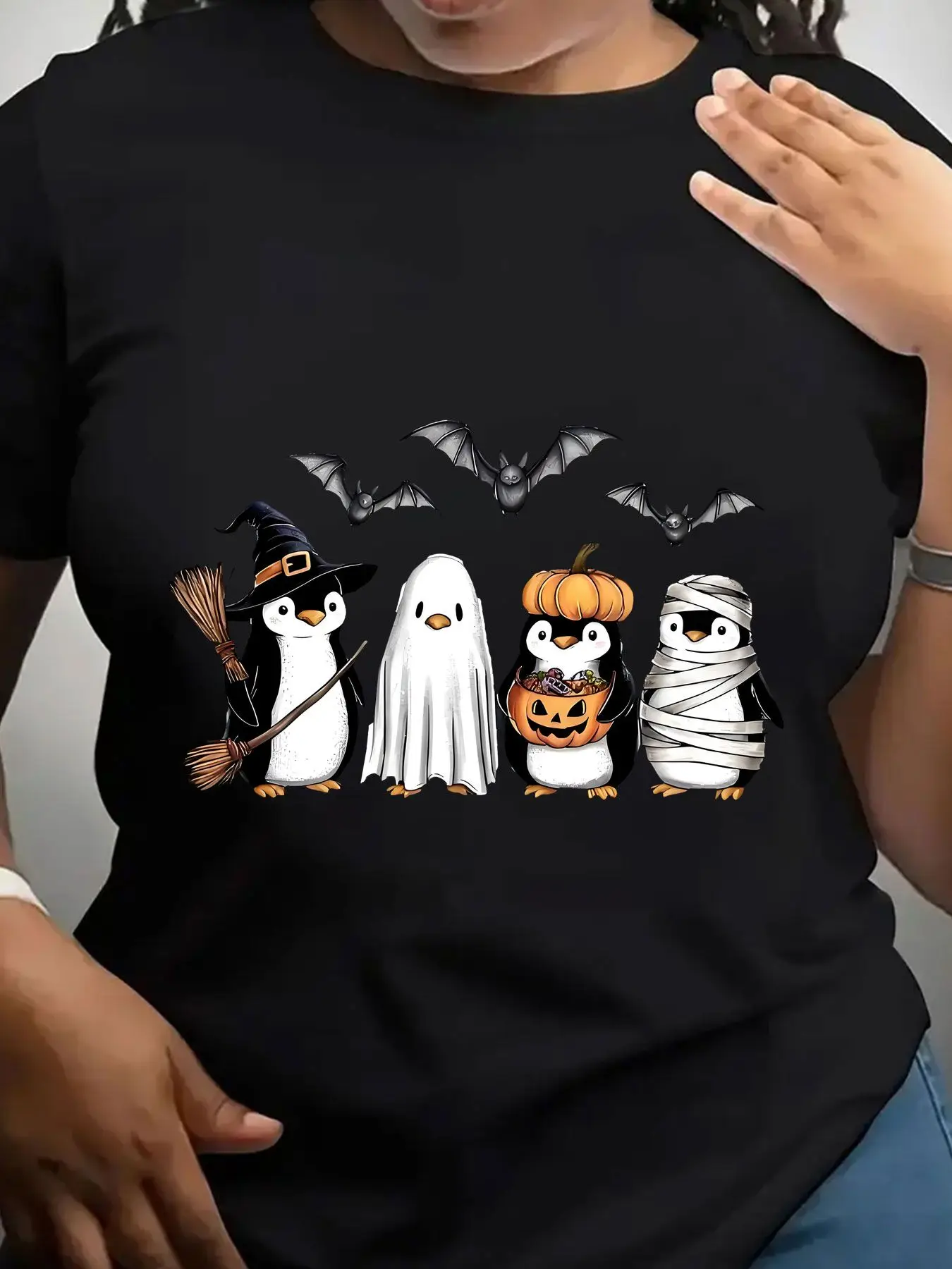 Women's Trendy Crew Neck T-Shirt Halloween Penguins Bats Ghost Pumpkin Suitable for Casual Sportswear