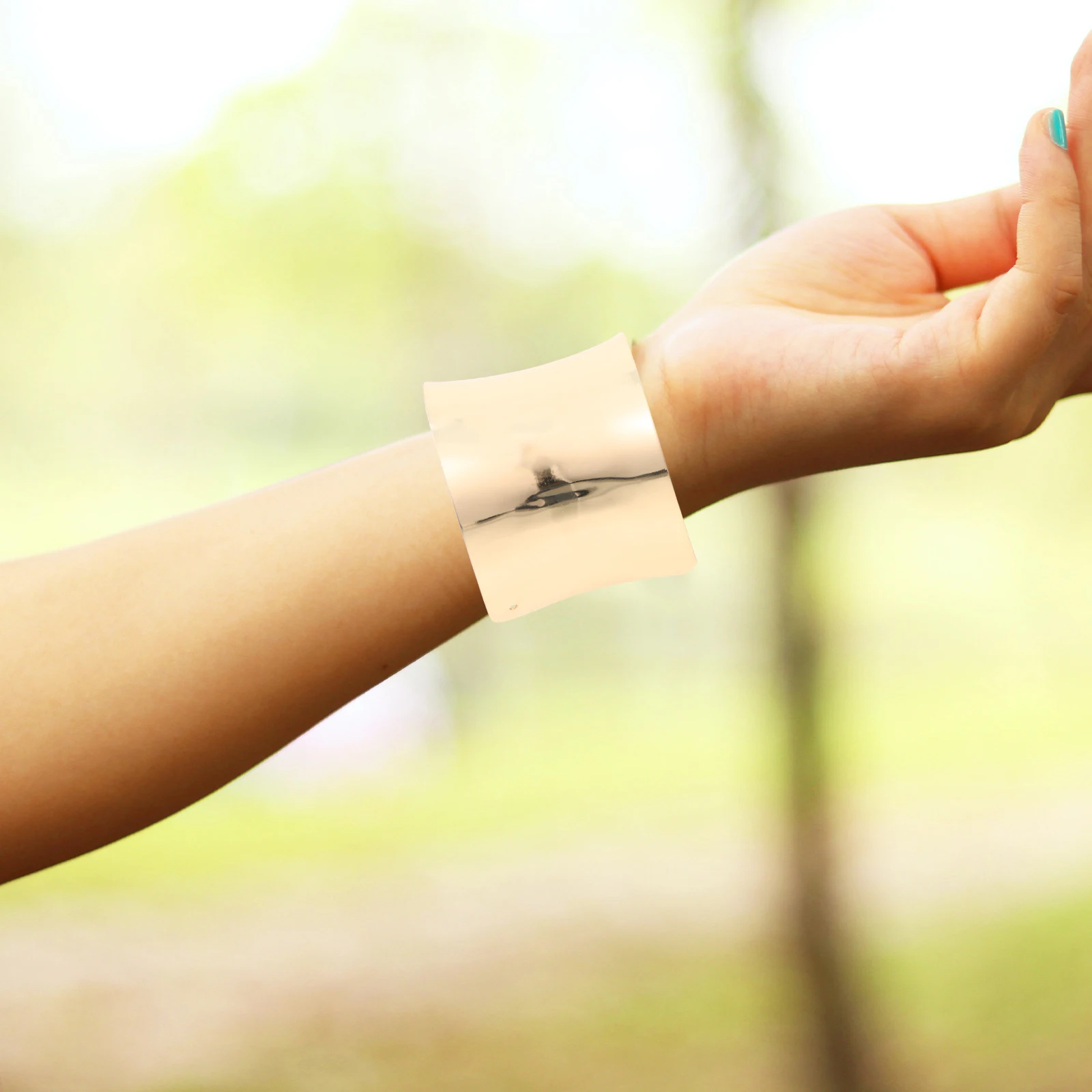 

2Pcs Geometric Arc Women Bracelets Premium Alloy Cuff Bracelets Wide Adjustable Wrist Decoration for Daily Formal Occasions