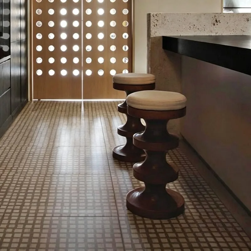 Medieval Retro Solid Wood Stools Creative Island Bar Stools Luxury Simple Round Stool Indoor Kitchen Bar Decorative Ottomans