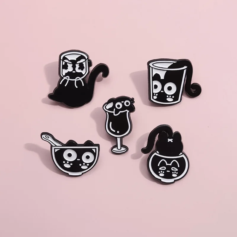 Creativo gatto nero spilla in metallo ciotola di vetro gatto tazza d'acqua serbatoio di pesce pugnale rosa Skateboard carino gatto nero distintivo Punk Pins gioielli