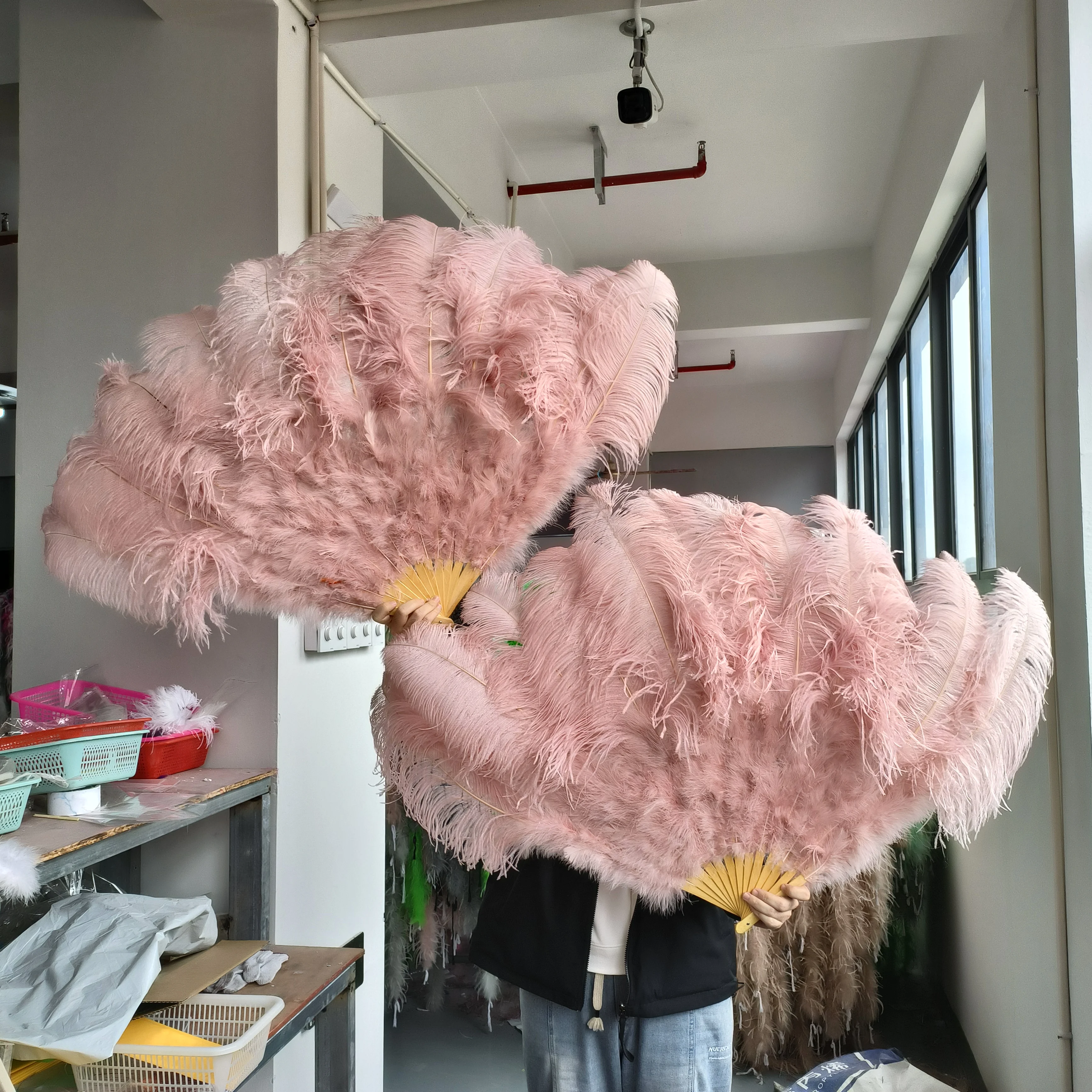 venta-al-por-mayor-de-plumas-de-avestruz-rosas-de-cuero-abanicos-extra-grandes-para-carnaval-danza-del-vientre-espectaculo-de-magia-accesorios-para-actuacion-en-escenario-personalizados