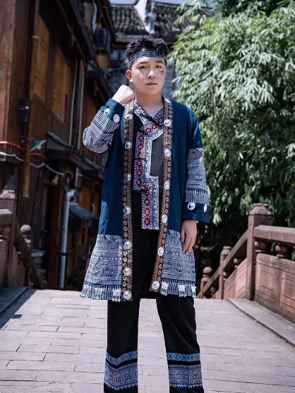 Costumi cinesi di performance etniche Zhuang e Yi per uomini dello Yunnan