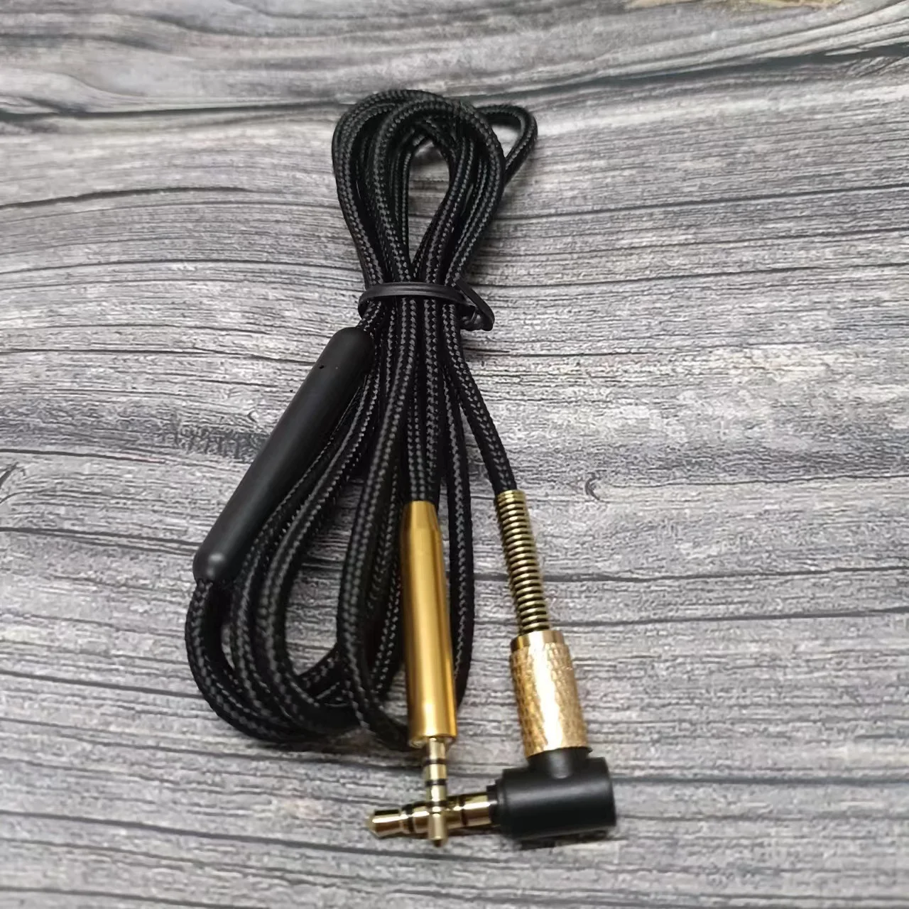 Audiokabel für Bose QC25 OE2 AE2 QC35 QC45 NC700 mit eingebautem Mikrofon, Audioanschluss 3,5mm auf 2,5mm Stecker, geflochtenes Kabel – Detail 2