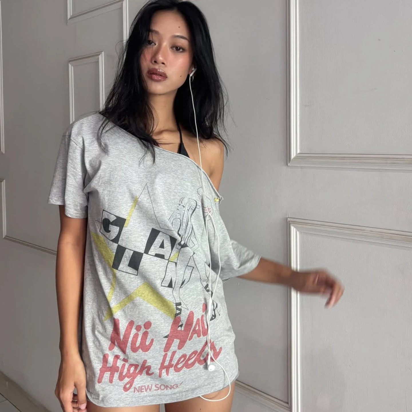 Niihai Gray Off-Shoulder Printed Loose Oversized T-Shirt, Mid-Length, with Contrasting Lettering and Spicy Girl Back Print Style