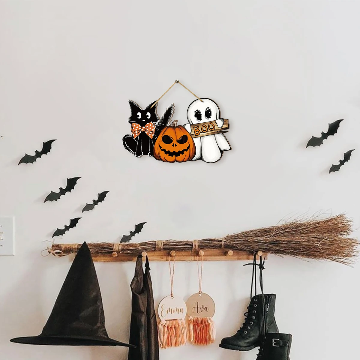 ديكور معلق على الحائط الخشبي للهالوين - قطة سوداء، يقطين وشبح مع علامة "بو"