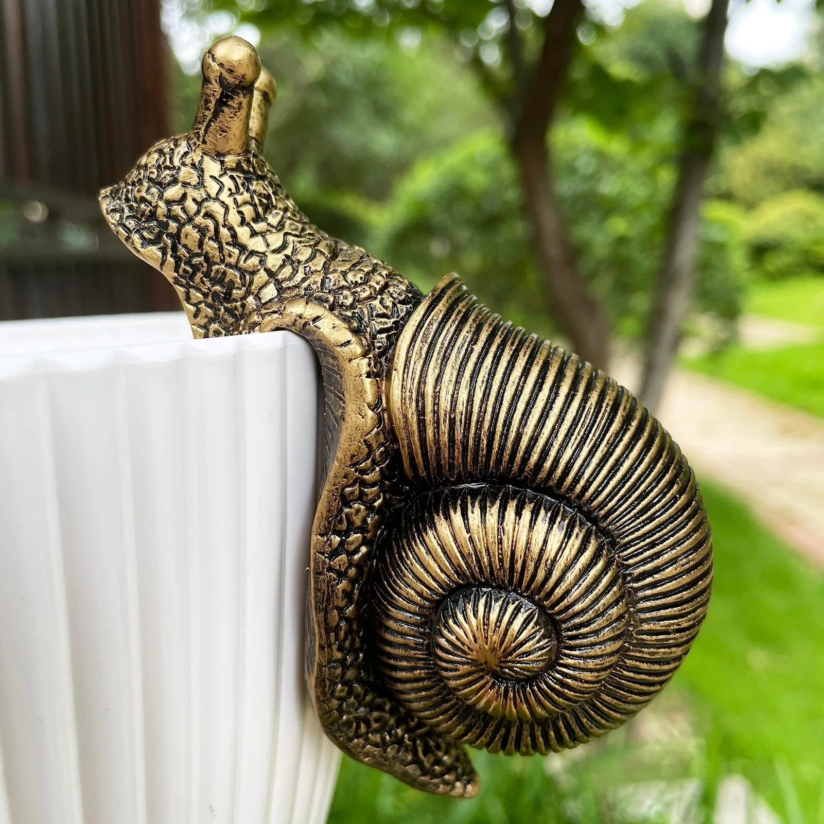 Vintage Bronze Climbing Snail Statue Flower Pot and Vase Hugger Miniature Fairy Garden Decor Resin Art   Decorations