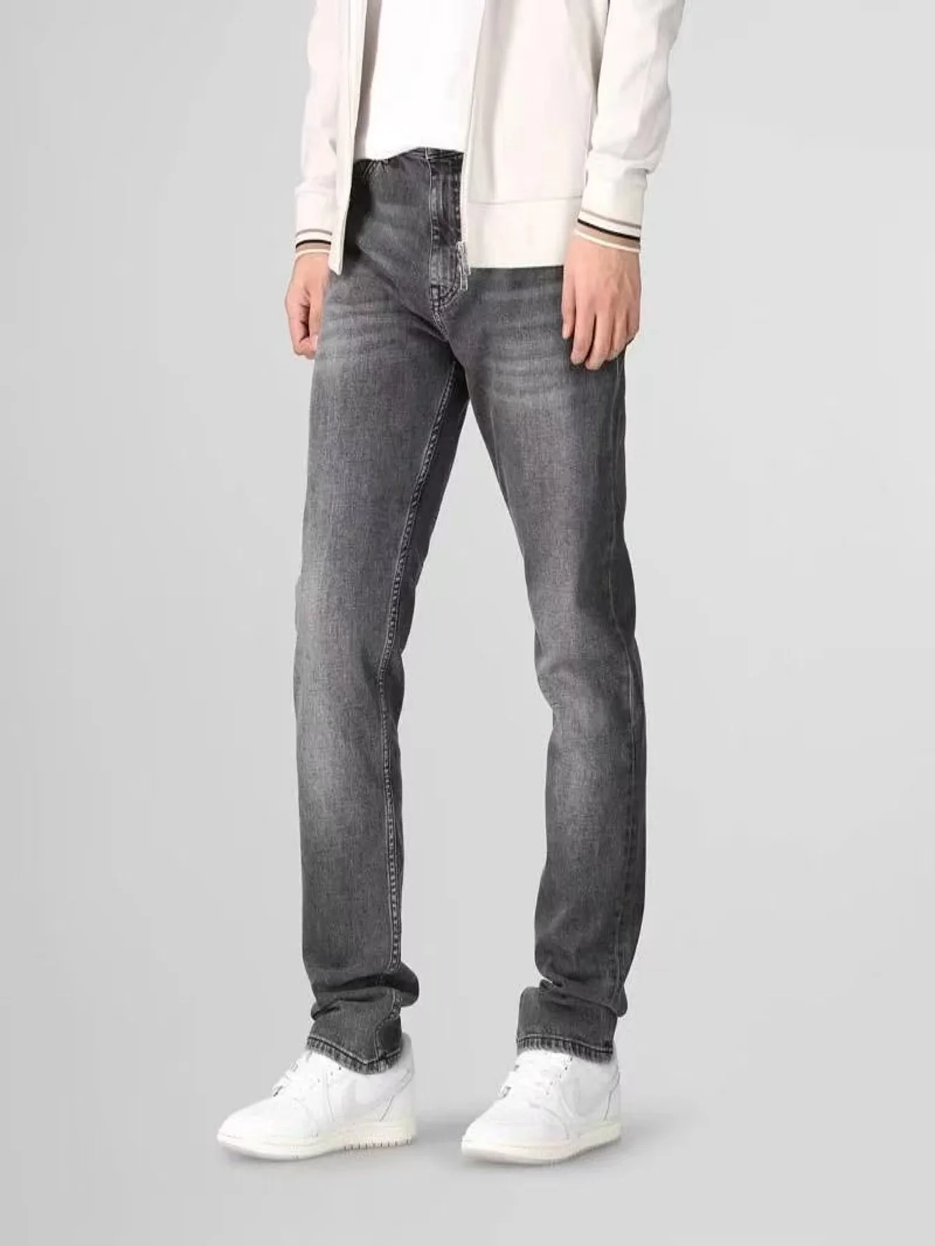 

Простые серые джинсы из тонкого денима для мужчин в стиле ретро, без аксессуаров и ремней.