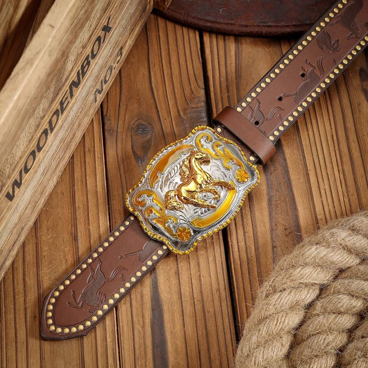 Ein Western-Style Gürtel aus PU-Leder mit Schnalle, geeignet für Männer und Frauen, ein einzigartiger Retro-Freizeitgürtel mit perforierten Nieten. – Detail 2