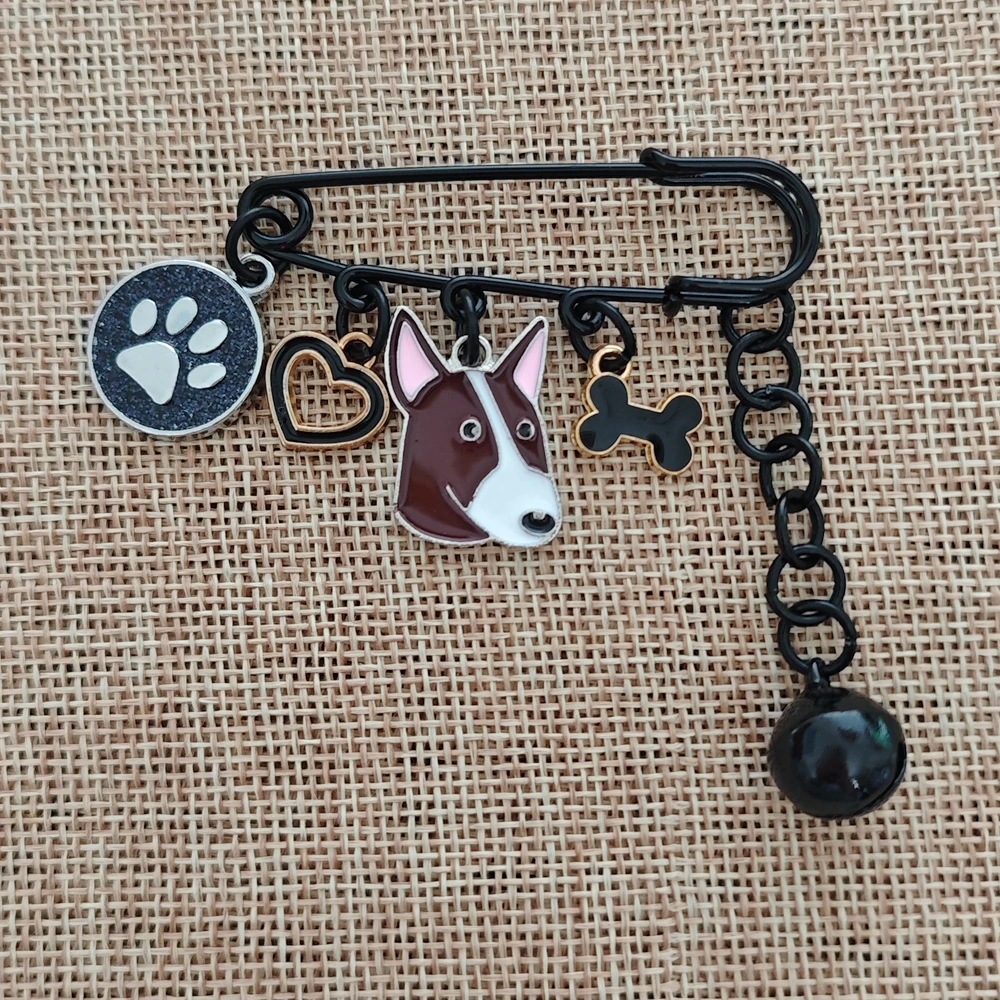 Mop Brosche – Eine neogotische Hunde-Broschüre, die mehr ist als nur ein Accessoire