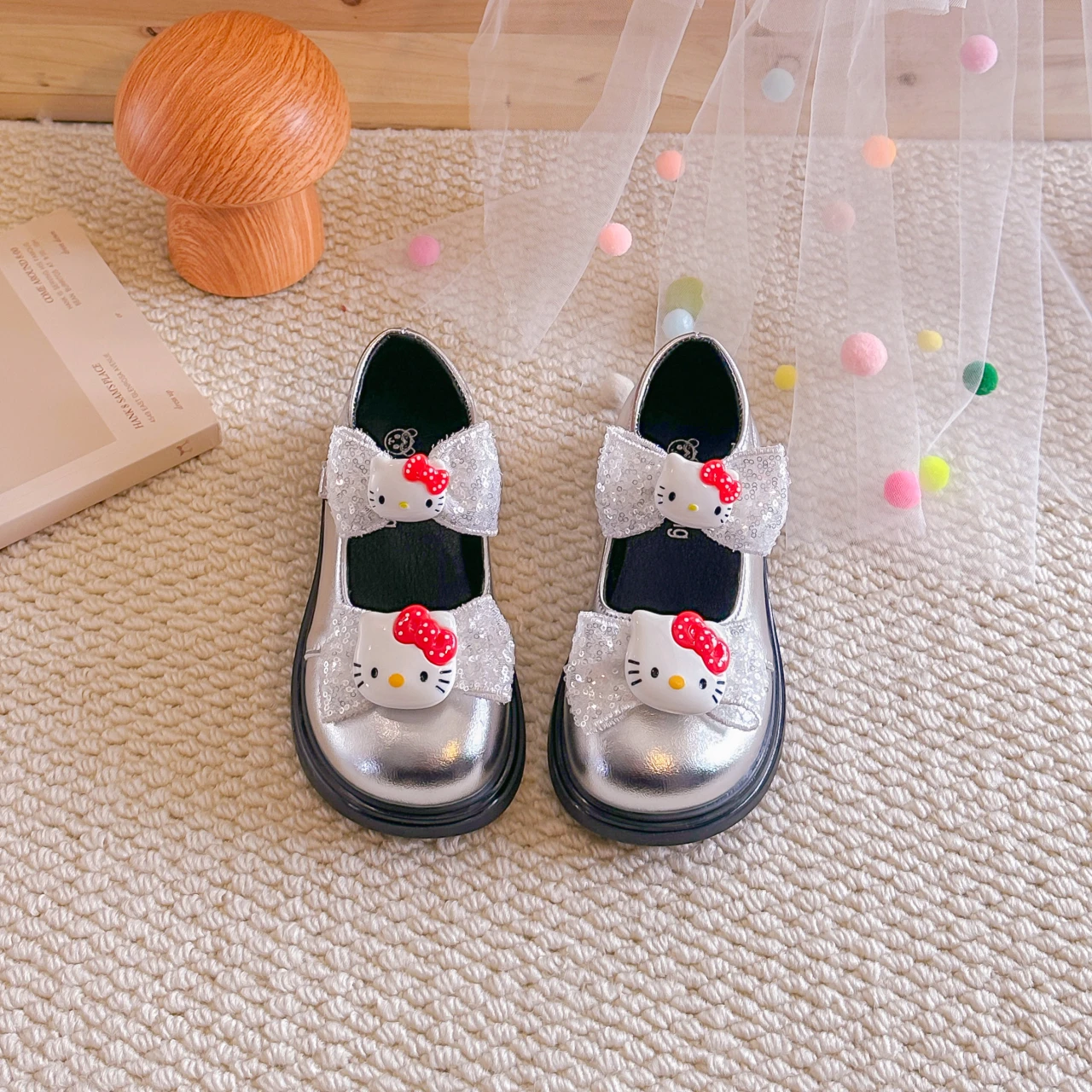 

Детская кожаная повседневная обувь для девочек, весенние туфли Hello Kitty с бантом и блестками, нескользящая обувь на мягкой подошве для девочек, серебристые туфли, размер 26-36