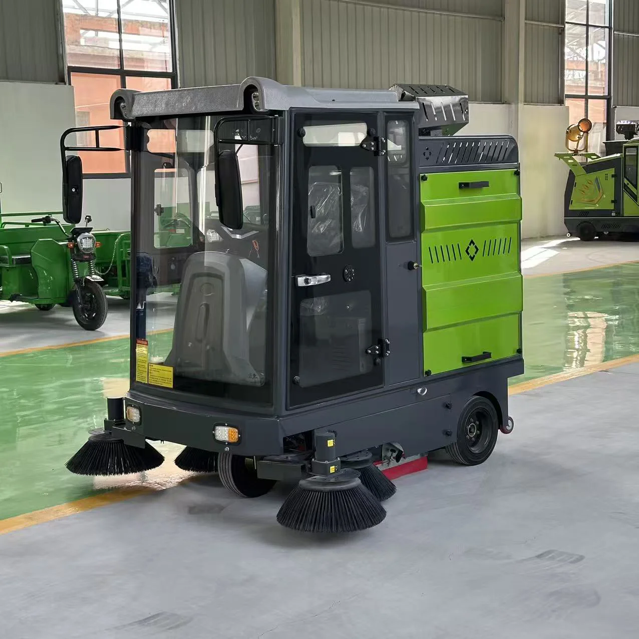 Ride-On Road Sweeper Machine All-Weather Cabin Dust Fog Thrower Enclosed Cabin Street Sweeper Industrial Estate Yard
