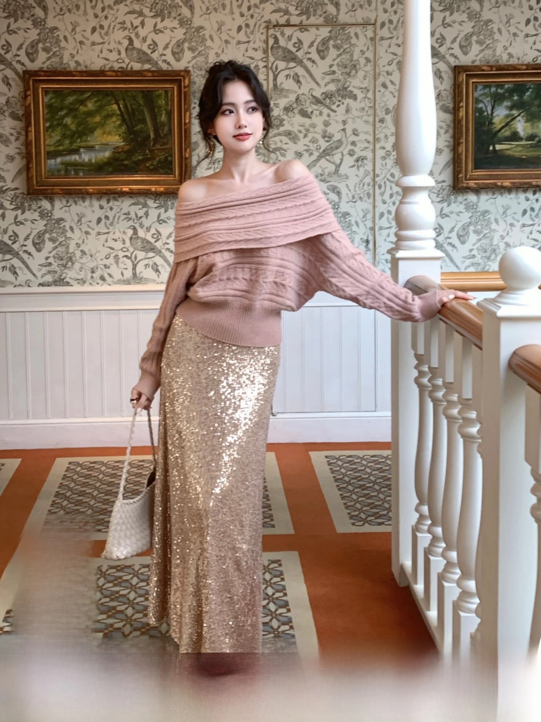 

Юбка А-силуэта с золотым декором для женщин: праздничная, с пайетками, создающая эффектный образ, с завышенной талией