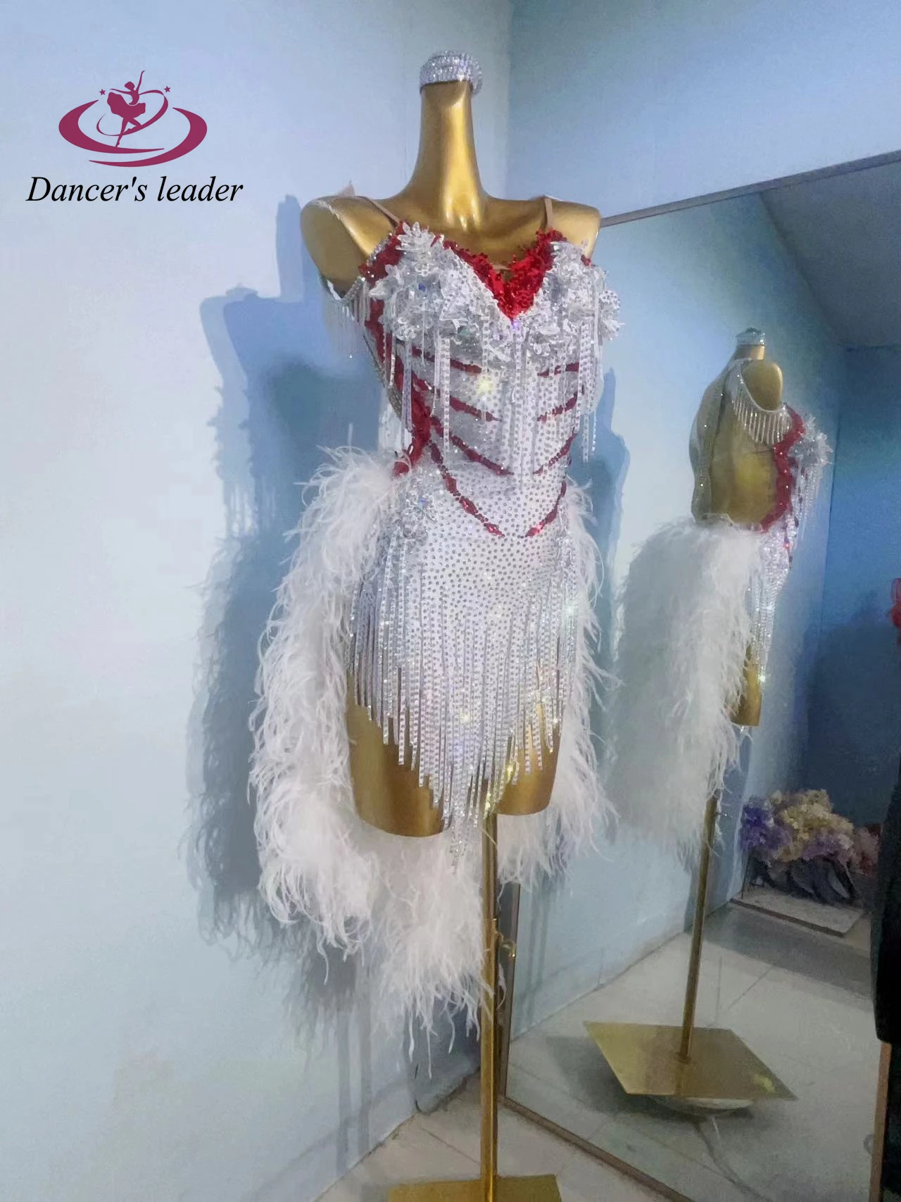 Costume da ballo latino con strass da donna di fascia alta personalizzato rosso e bianco con coda soffice e soffice abito da spettacolo di samba