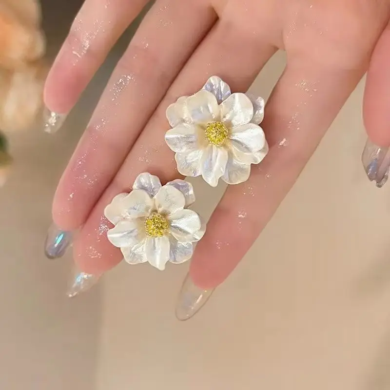 New Big White Flower Stud Earring For Women French Retro Elegant Korean Sweet Resin Ear Wedding Party Jewelry Gift