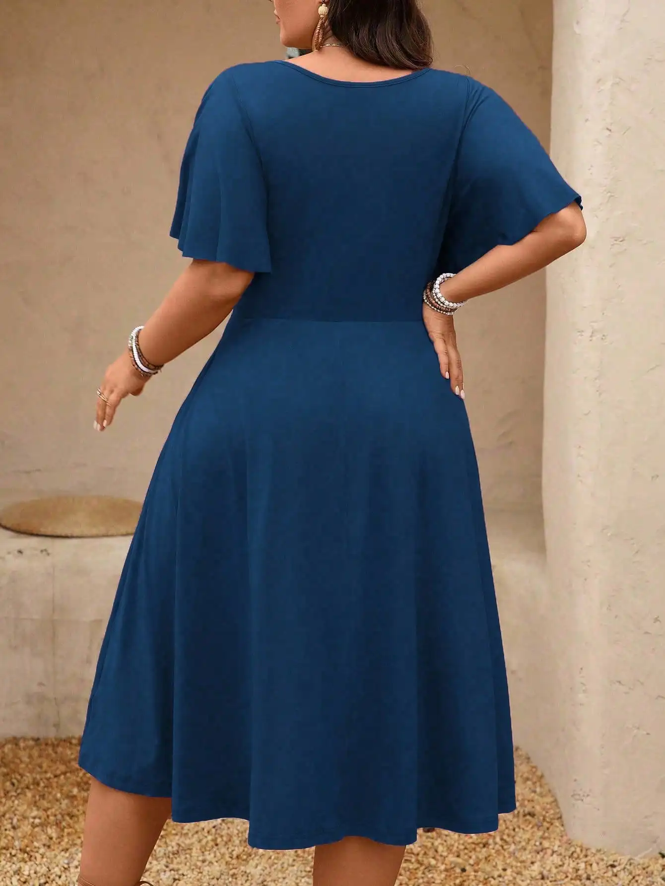 

Женское платье миди больших размеров с V-образным вырезом, А-силуэтом, завышенной талией и рукавами с рюшами для весны и лета