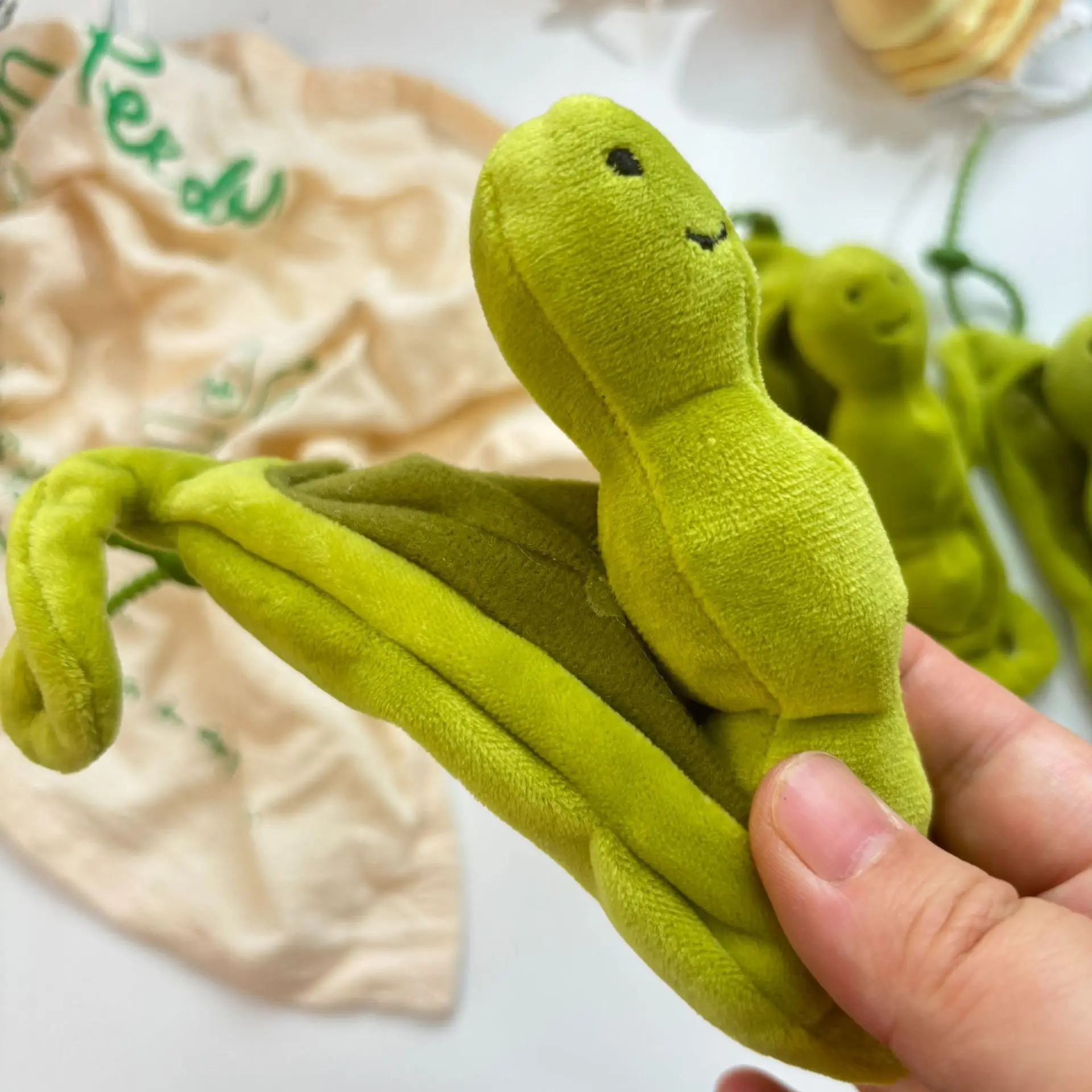 Uroczy breloczek do kluczy w stylu japońskim, pluszowa zawieszka w kształcie łuski groszku, kreatywny prezent, symulacja pluszowej łuski groszka, dekoracja do torby.