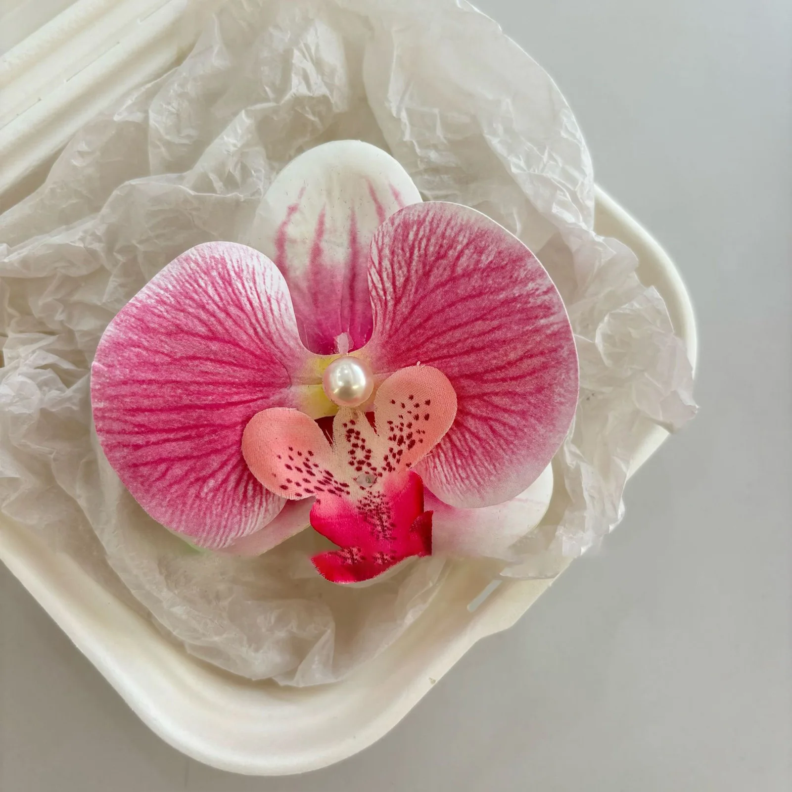 

Butterfly Orchid Pearl Hair Clip Beach Wedding Hairpin Boho Seaside Accessories Handmade Floral Hair Decor for Vacation Photos