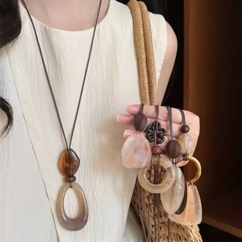 

Elegant Long Resin Necklace for Women in Brown Gradient Style Versatile Accessory for Daily Commuting And Sweater Pairing