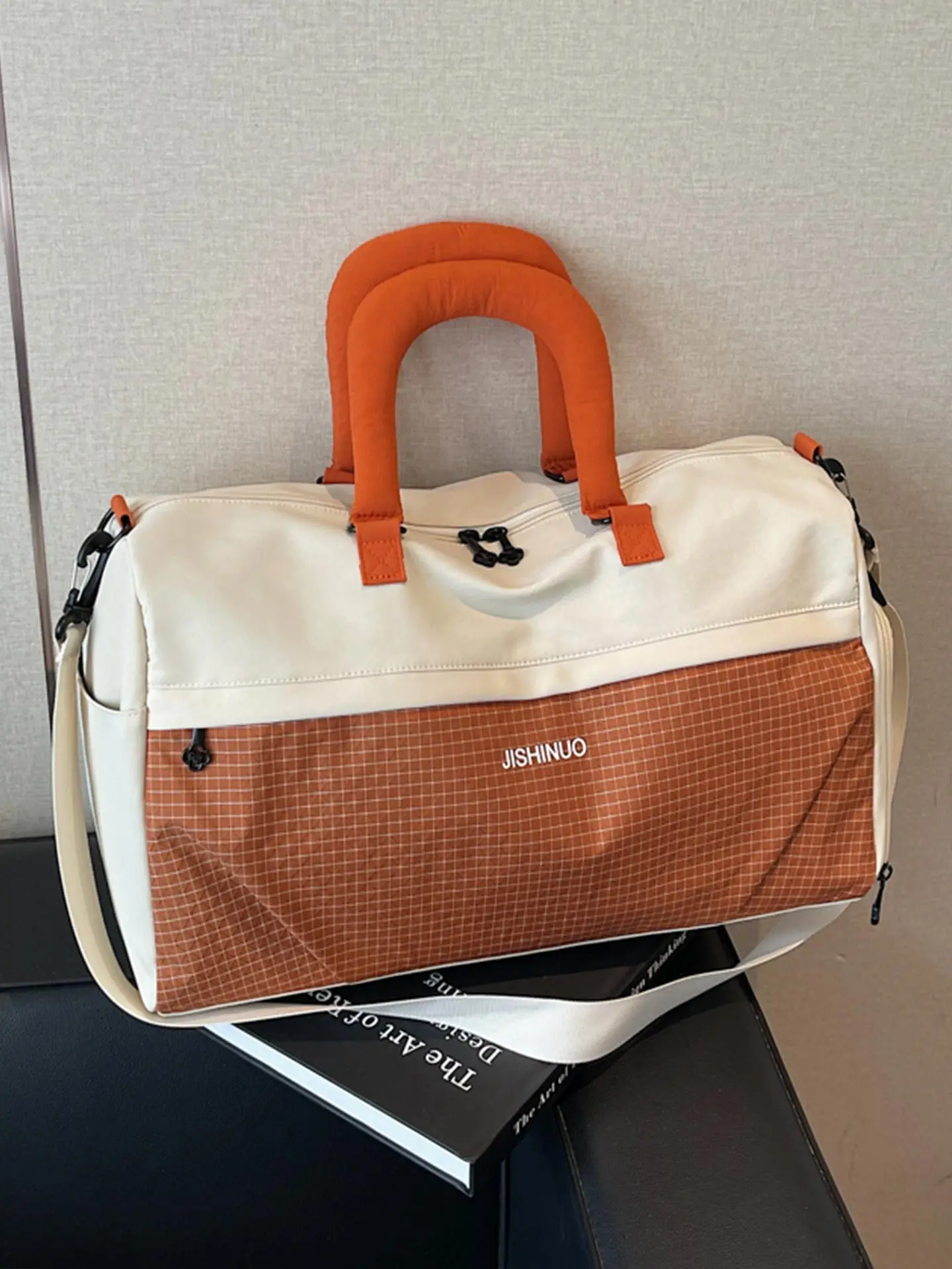 

Спортивная дорожная сумка большой вместимости с разделением на сухое и влажное отделения, легкая, ручная, через плечо, стильная.