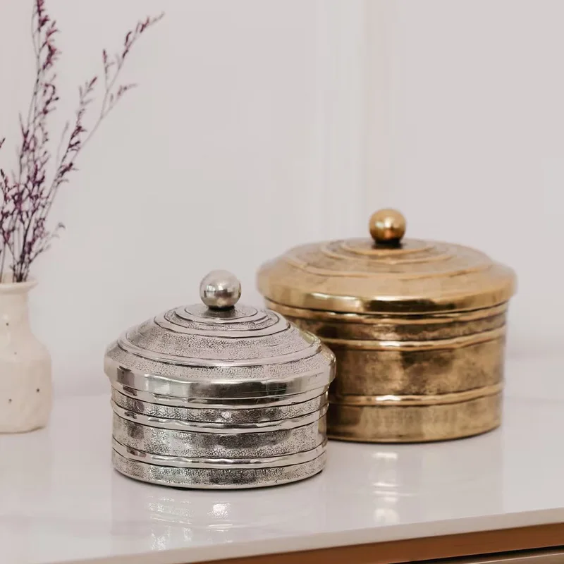 Indian light luxury horizontal bar hammer pattern gold silver storage tank, metal round storage decorative box