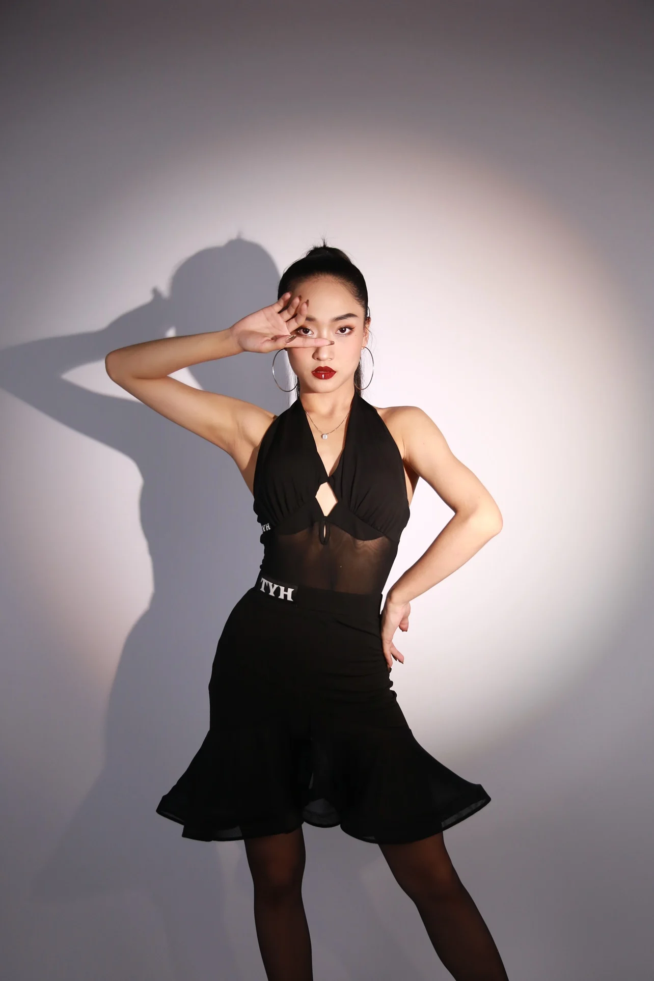 ชุดเต้นลาตินสำหรับผู้หญิงแบบมาตรฐานระดับชาติ คอเสื้อแบบคล้องคอ กระโปรงผ้าโปร่งทรงกระดูกปลา สำหรับการแสดงและฝึกซ้อม