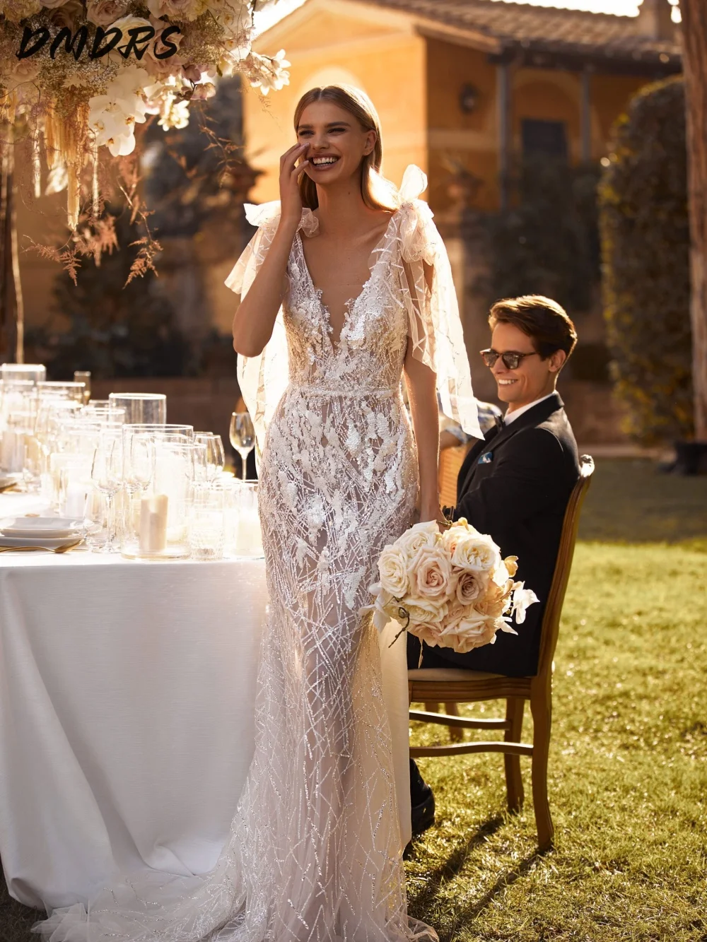 Abito da sposa Sexy con scollo a V profondo 2025 affascinante abito da sposa senza maniche lucido elegante abito lungo fino al pavimento rimovibile personalizzato