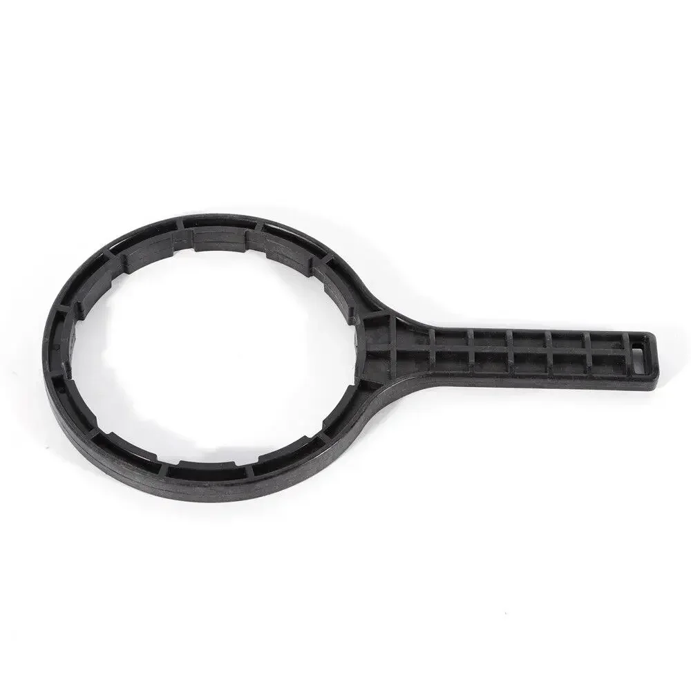 Автоматический дозатор химической жидкости с синей водой — инжектор и дозатор удобрений