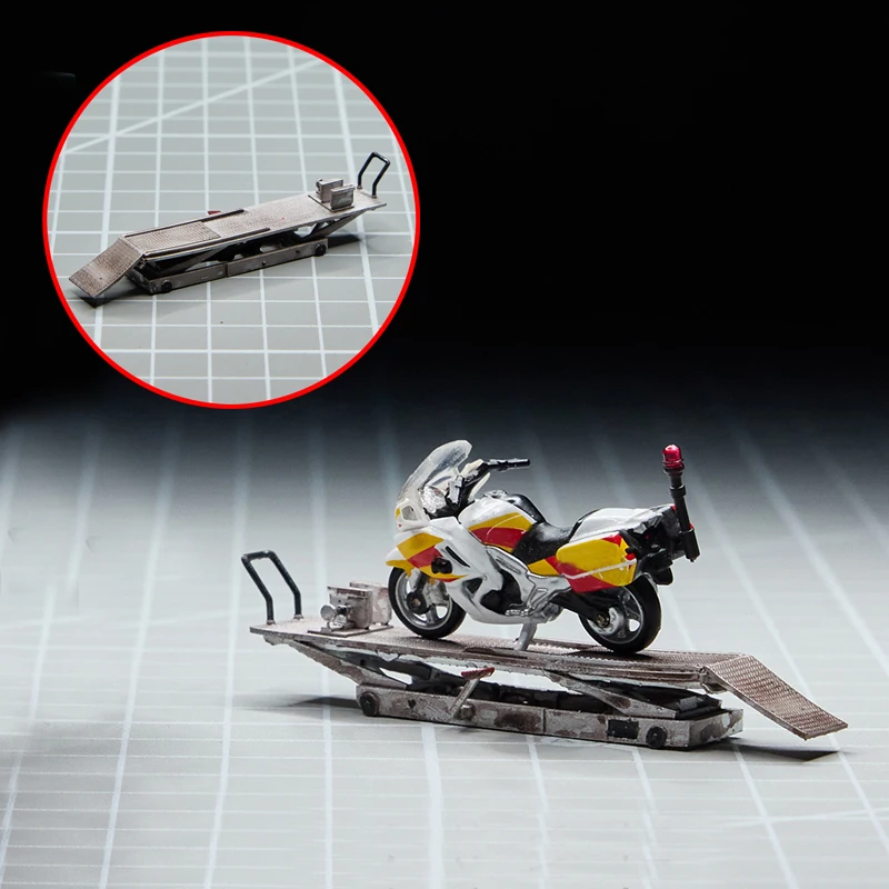 1PCS 1/64 Skala Motorrad/Auto Lift Modell Simulation Fahrzeug Hoist Harz Display-ständer Werkstatt Teile für Dioramas garage Szene