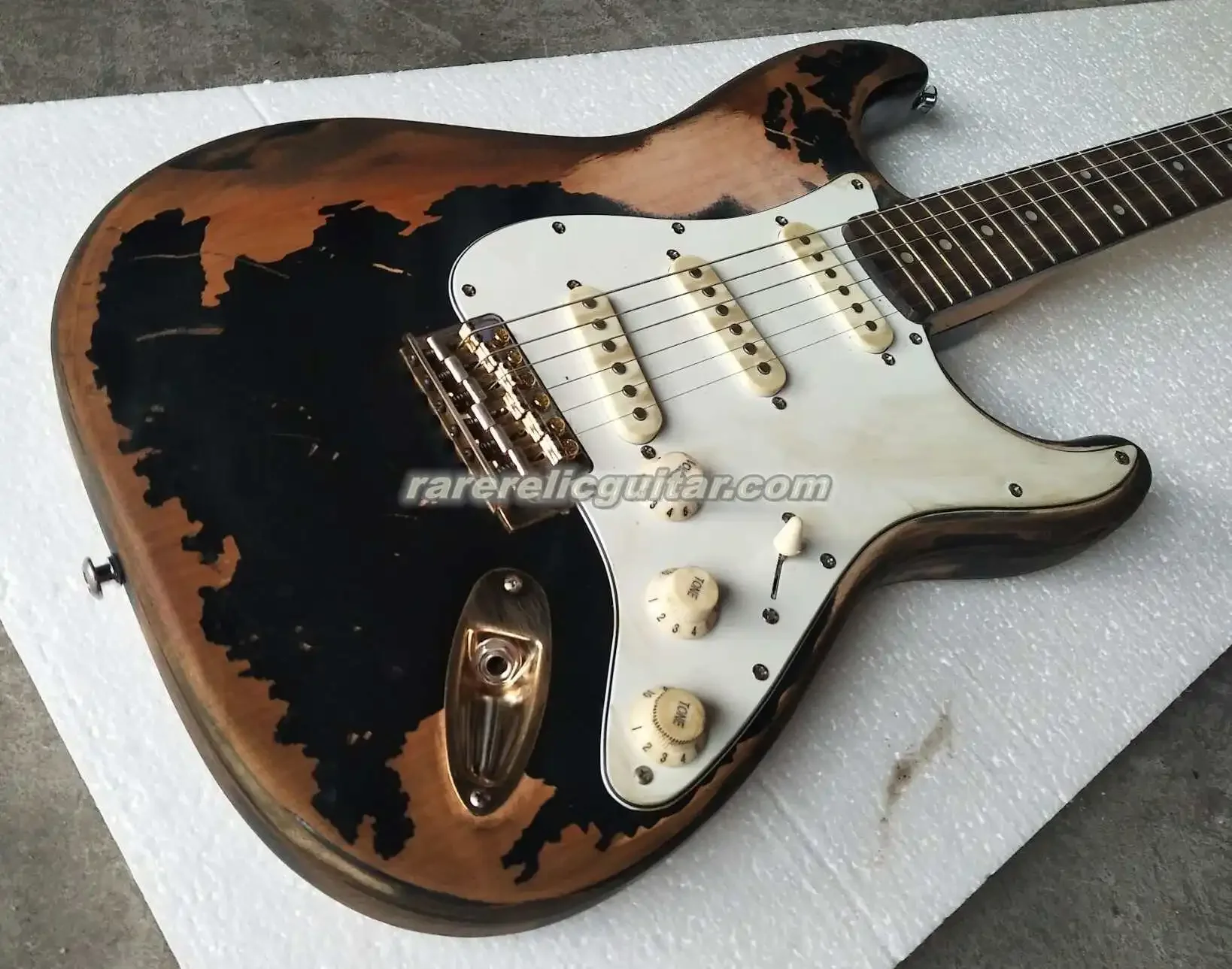 Heavy Relic Black John 1 Electric Guitar Tremolo Bridge White Tuners Gold Hardware Nitrolacquer Paint Rosewood Fingerboard